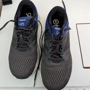 Men's New balance 940, size 9.5, 2E Gray/ Black w Blue Trim Sneakers